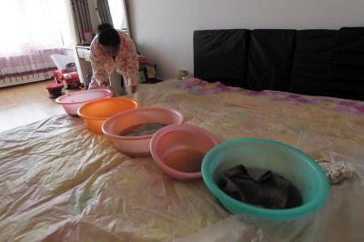 柞水楼上漏水，住户失联，小区没物管，业主维权难！律师来支招……
